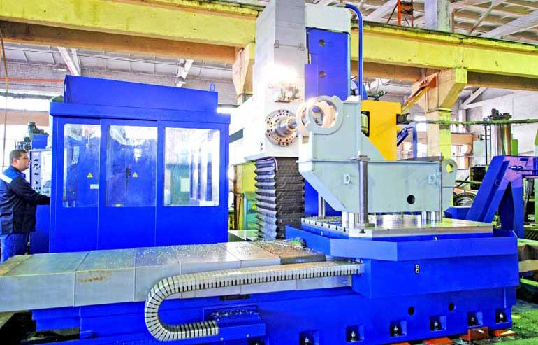 Milling and boring machining center